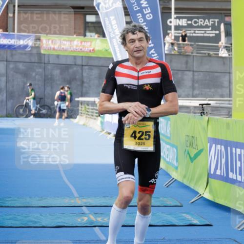10.08.2025 - GEWOBA Citytriathlon Bremen H.Heesch http://msf.ph/oto/8552256 10.08.2025 11:15:44 Ziel 425 meine-sportfotos.de