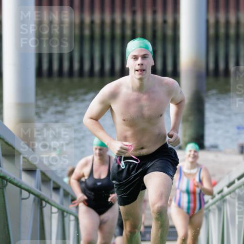 10.08.2025 - GEWOBA Citytriathlon Bremen H.Heesch http://msf.ph/oto/8552258 10.08.2025 10:28:04 Schwimmen 35, 47, 165, 211, 221 meine-sportfotos.de