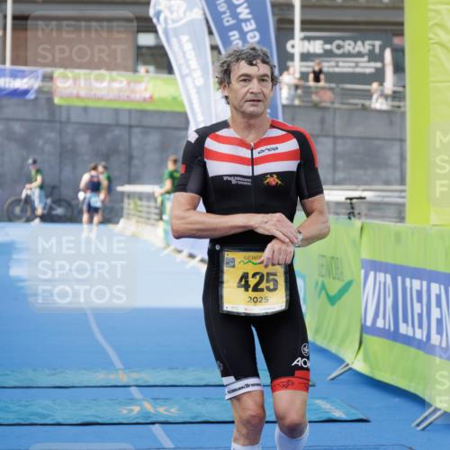 10.08.2025 - GEWOBA Citytriathlon Bremen H.Heesch http://msf.ph/oto/8552259 10.08.2025 11:15:44 Ziel 425 meine-sportfotos.de