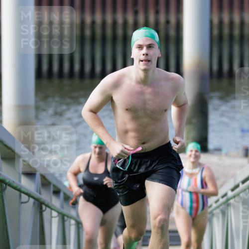 10.08.2025 - GEWOBA Citytriathlon Bremen H.Heesch http://msf.ph/oto/8552260 10.08.2025 10:28:04 Schwimmen 35, 47, 165, 211, 221 meine-sportfotos.de