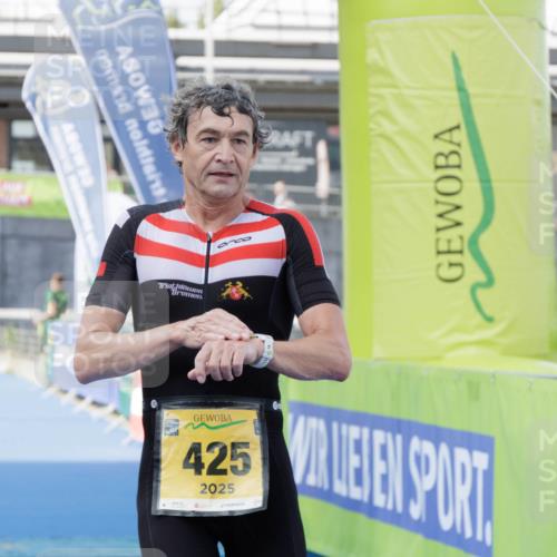 10.08.2025 - GEWOBA Citytriathlon Bremen H.Heesch http://msf.ph/oto/8552261 10.08.2025 11:15:45 Ziel 425 meine-sportfotos.de