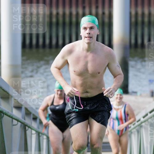 10.08.2025 - GEWOBA Citytriathlon Bremen H.Heesch http://msf.ph/oto/8552263 10.08.2025 10:28:05 Schwimmen 35, 47, 165, 211, 221 meine-sportfotos.de