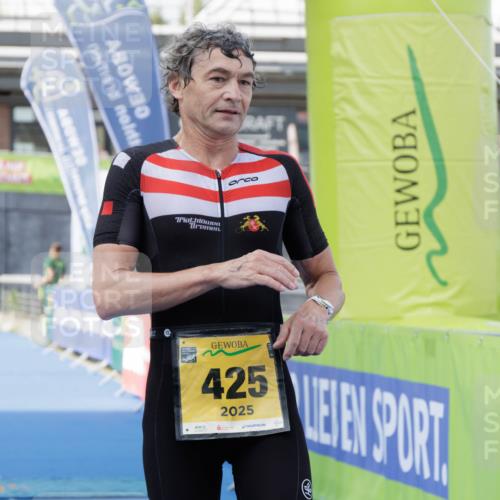10.08.2025 - GEWOBA Citytriathlon Bremen H.Heesch http://msf.ph/oto/8552264 10.08.2025 11:15:45 Ziel 425 meine-sportfotos.de