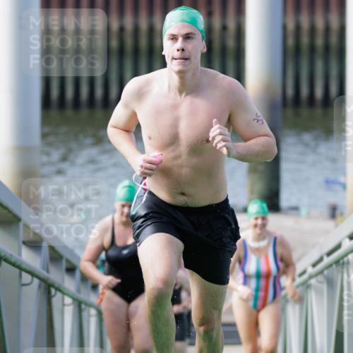 10.08.2025 - GEWOBA Citytriathlon Bremen H.Heesch http://msf.ph/oto/8552265 10.08.2025 10:28:05 Schwimmen 35, 47, 165, 211, 221 meine-sportfotos.de