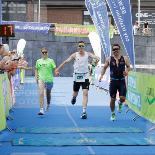 10.08.2025 - GEWOBA Citytriathlon Bremen H.Heesch http://msf.ph/oto/8552266 10.08.2025 11:15:58 Ziel 205 meine-sportfotos.de