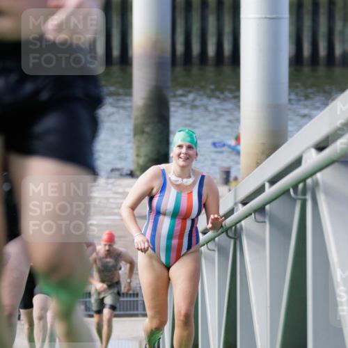 10.08.2025 - GEWOBA Citytriathlon Bremen H.Heesch http://msf.ph/oto/8552267 10.08.2025 10:28:06 Schwimmen 35, 47, 165, 211, 221 meine-sportfotos.de