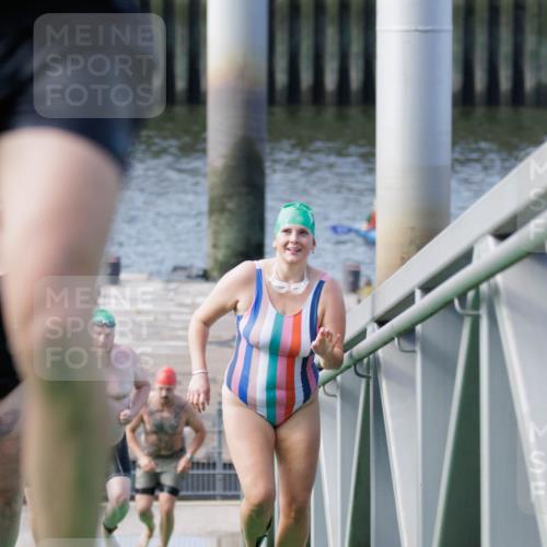 10.08.2025 - GEWOBA Citytriathlon Bremen H.Heesch http://msf.ph/oto/8552269 10.08.2025 10:28:06 Schwimmen 35, 47, 165, 211, 221 meine-sportfotos.de