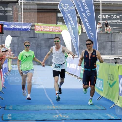 10.08.2025 - GEWOBA Citytriathlon Bremen H.Heesch http://msf.ph/oto/8552270 10.08.2025 11:15:58 Ziel 205 meine-sportfotos.de