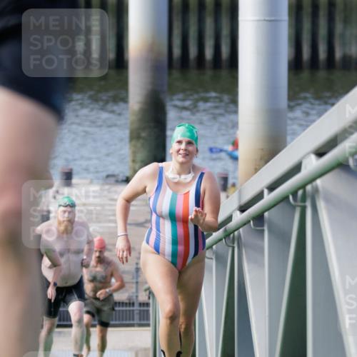 10.08.2025 - GEWOBA Citytriathlon Bremen H.Heesch http://msf.ph/oto/8552271 10.08.2025 10:28:06 Schwimmen 35, 47, 165, 211, 221 meine-sportfotos.de