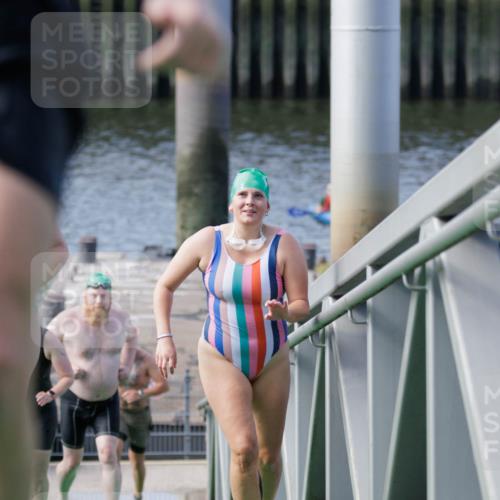10.08.2025 - GEWOBA Citytriathlon Bremen H.Heesch http://msf.ph/oto/8552274 10.08.2025 10:28:06 Schwimmen 35, 47, 165, 211, 221 meine-sportfotos.de