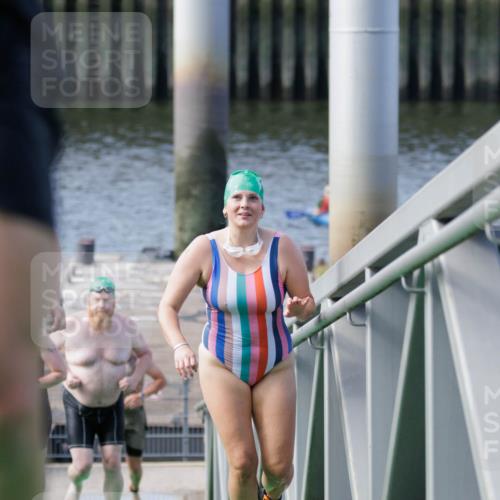 10.08.2025 - GEWOBA Citytriathlon Bremen H.Heesch http://msf.ph/oto/8552276 10.08.2025 10:28:06 Schwimmen 35, 47, 165, 211, 221 meine-sportfotos.de