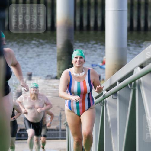 10.08.2025 - GEWOBA Citytriathlon Bremen H.Heesch http://msf.ph/oto/8552278 10.08.2025 10:28:06 Schwimmen 35, 47, 165, 211, 221 meine-sportfotos.de