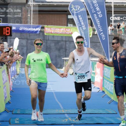 10.08.2025 - GEWOBA Citytriathlon Bremen H.Heesch http://msf.ph/oto/8552279 10.08.2025 11:15:59 Ziel 205 meine-sportfotos.de