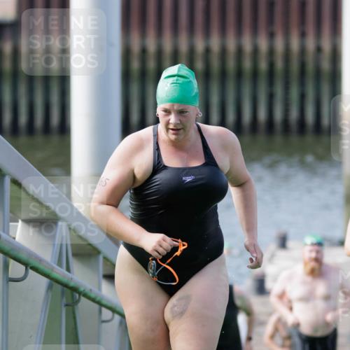 10.08.2025 - GEWOBA Citytriathlon Bremen H.Heesch http://msf.ph/oto/8552280 10.08.2025 10:28:07 Schwimmen 35, 47, 165, 211, 221 meine-sportfotos.de
