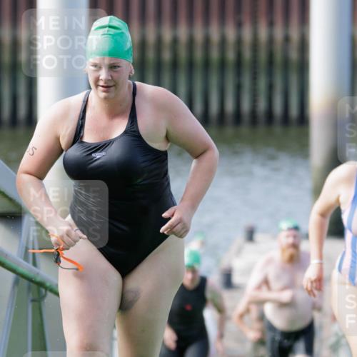 10.08.2025 - GEWOBA Citytriathlon Bremen H.Heesch http://msf.ph/oto/8552289 10.08.2025 10:28:07 Schwimmen 35, 47, 165, 211, 221 meine-sportfotos.de