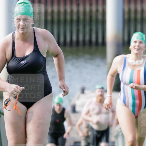 10.08.2025 - GEWOBA Citytriathlon Bremen H.Heesch http://msf.ph/oto/8552292 10.08.2025 10:28:07 Schwimmen 35, 47, 165, 211, 221 meine-sportfotos.de