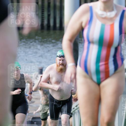 10.08.2025 - GEWOBA Citytriathlon Bremen H.Heesch http://msf.ph/oto/8552293 10.08.2025 10:28:09 Schwimmen 35, 47, 65, 165, 211, 221, 361 meine-sportfotos.de