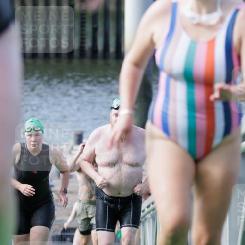 10.08.2025 - GEWOBA Citytriathlon Bremen H.Heesch http://msf.ph/oto/8552295 10.08.2025 10:28:09 Schwimmen 35, 47, 65, 165, 211, 221, 361 meine-sportfotos.de