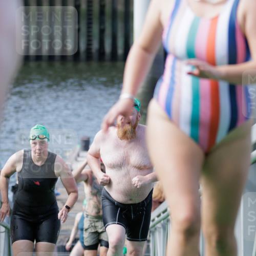 10.08.2025 - GEWOBA Citytriathlon Bremen H.Heesch http://msf.ph/oto/8552298 10.08.2025 10:28:09 Schwimmen 35, 47, 65, 165, 211, 221, 361 meine-sportfotos.de