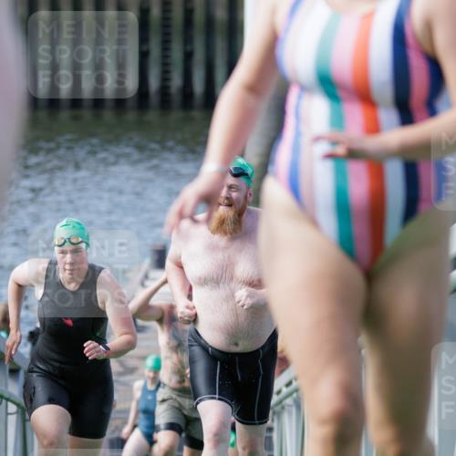 10.08.2025 - GEWOBA Citytriathlon Bremen H.Heesch http://msf.ph/oto/8552300 10.08.2025 10:28:09 Schwimmen 35, 47, 65, 165, 211, 221, 361 meine-sportfotos.de