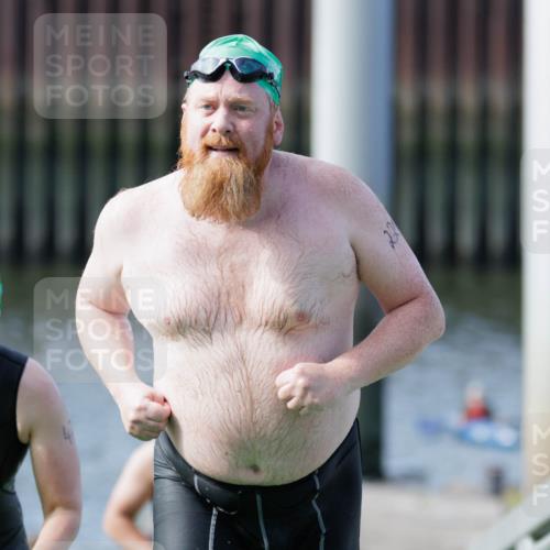 10.08.2025 - GEWOBA Citytriathlon Bremen H.Heesch http://msf.ph/oto/8552307 10.08.2025 10:28:11 Schwimmen 35, 47, 65, 165, 211, 221, 233, 361 meine-sportfotos.de