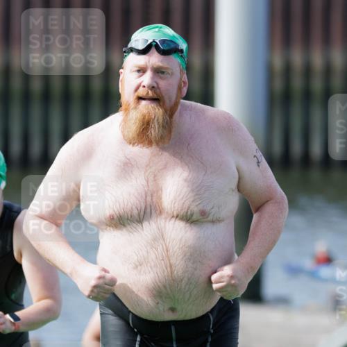 10.08.2025 - GEWOBA Citytriathlon Bremen H.Heesch http://msf.ph/oto/8552309 10.08.2025 10:28:11 Schwimmen 35, 47, 65, 165, 211, 221, 233, 361 meine-sportfotos.de