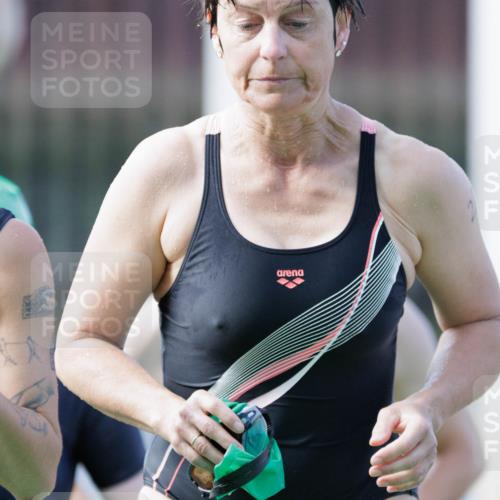 10.08.2025 - GEWOBA Citytriathlon Bremen H.Heesch http://msf.ph/oto/8552339 10.08.2025 10:28:21 Schwimmen 57, 65, 119, 215, 233, 237, 361, 410 meine-sportfotos.de