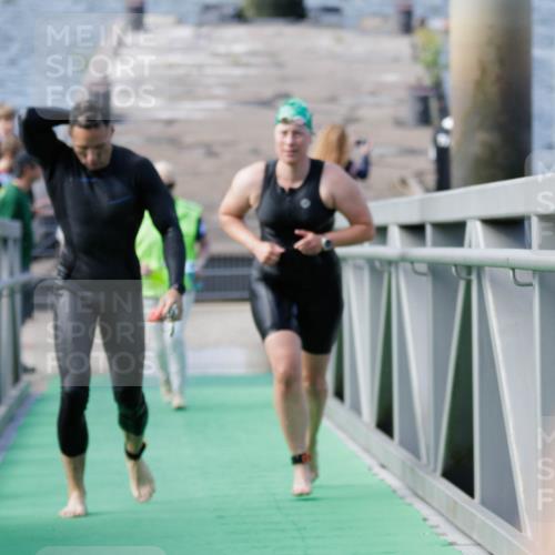 10.08.2025 - GEWOBA Citytriathlon Bremen H.Heesch http://msf.ph/oto/8552354 10.08.2025 10:28:30 Schwimmen 57, 197, 410 meine-sportfotos.de