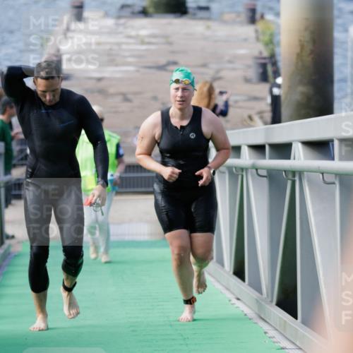 10.08.2025 - GEWOBA Citytriathlon Bremen H.Heesch http://msf.ph/oto/8552356 10.08.2025 10:28:30 Schwimmen 57, 197, 410 meine-sportfotos.de