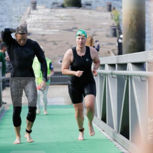 10.08.2025 - GEWOBA Citytriathlon Bremen H.Heesch http://msf.ph/oto/8552358 10.08.2025 10:28:30 Schwimmen 57, 197, 410 meine-sportfotos.de
