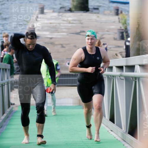 10.08.2025 - GEWOBA Citytriathlon Bremen H.Heesch http://msf.ph/oto/8552360 10.08.2025 10:28:30 Schwimmen 57, 197, 410 meine-sportfotos.de