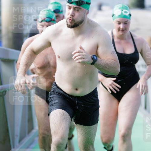 10.08.2025 - GEWOBA Citytriathlon Bremen H.Heesch http://msf.ph/oto/8552378 10.08.2025 10:28:45 Schwimmen 1, 139, 141, 143, 163, 229 meine-sportfotos.de