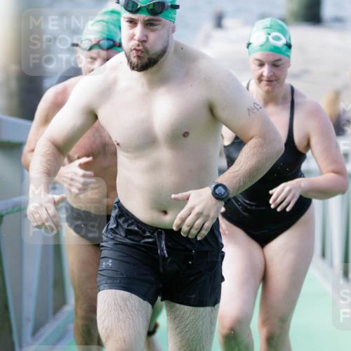 10.08.2025 - GEWOBA Citytriathlon Bremen H.Heesch http://msf.ph/oto/8552380 10.08.2025 10:28:45 Schwimmen 1, 139, 141, 143, 163, 229 meine-sportfotos.de