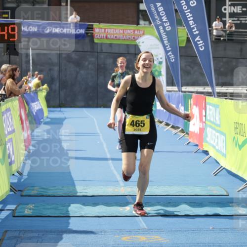 10.08.2025 - GEWOBA Citytriathlon Bremen H.Heesch http://msf.ph/oto/8552398 10.08.2025 12:05:31 Ziel 465 meine-sportfotos.de