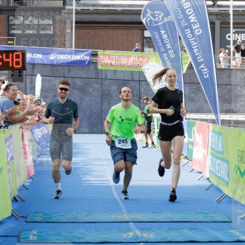 10.08.2025 - GEWOBA Citytriathlon Bremen H.Heesch http://msf.ph/oto/8552400 10.08.2025 11:21:29 Ziel 245 meine-sportfotos.de