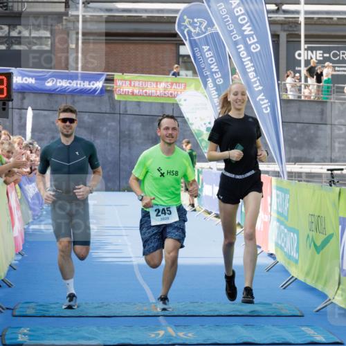 10.08.2025 - GEWOBA Citytriathlon Bremen H.Heesch http://msf.ph/oto/8552404 10.08.2025 11:21:30 Ziel 245 meine-sportfotos.de