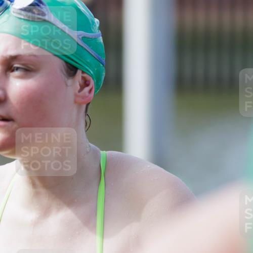 10.08.2025 - GEWOBA Citytriathlon Bremen H.Heesch http://msf.ph/oto/8552408 10.08.2025 10:28:53 Schwimmen 1, 11, 37, 39, 77, 79, 143, 229 meine-sportfotos.de