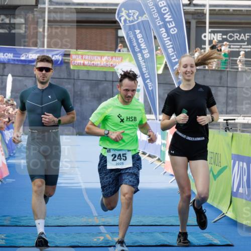 10.08.2025 - GEWOBA Citytriathlon Bremen H.Heesch http://msf.ph/oto/8552410 10.08.2025 11:21:31 Ziel 245 meine-sportfotos.de