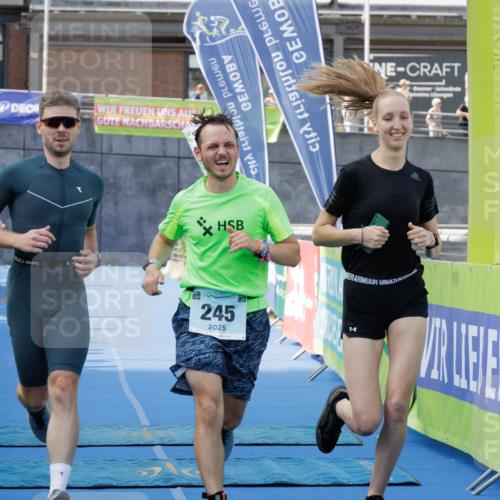10.08.2025 - GEWOBA Citytriathlon Bremen H.Heesch http://msf.ph/oto/8552413 10.08.2025 11:21:31 Ziel 245 meine-sportfotos.de
