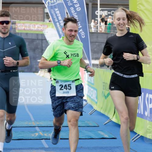 10.08.2025 - GEWOBA Citytriathlon Bremen H.Heesch http://msf.ph/oto/8552415 10.08.2025 11:21:31 Ziel 245 meine-sportfotos.de