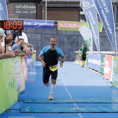10.08.2025 - GEWOBA Citytriathlon Bremen H.Heesch http://msf.ph/oto/8552421 10.08.2025 11:21:51 Ziel 422 meine-sportfotos.de