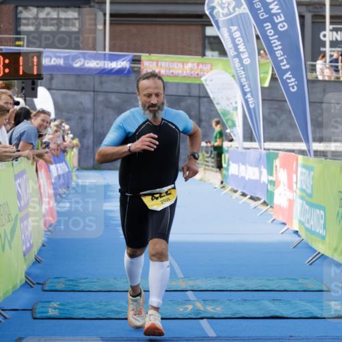 10.08.2025 - GEWOBA Citytriathlon Bremen H.Heesch http://msf.ph/oto/8552427 10.08.2025 11:21:52 Ziel 422 meine-sportfotos.de