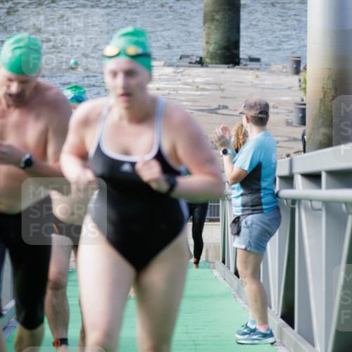 10.08.2025 - GEWOBA Citytriathlon Bremen H.Heesch http://msf.ph/oto/8552435 10.08.2025 10:29:02 Schwimmen 11, 37, 39, 77, 79, 167, 177, 195 meine-sportfotos.de