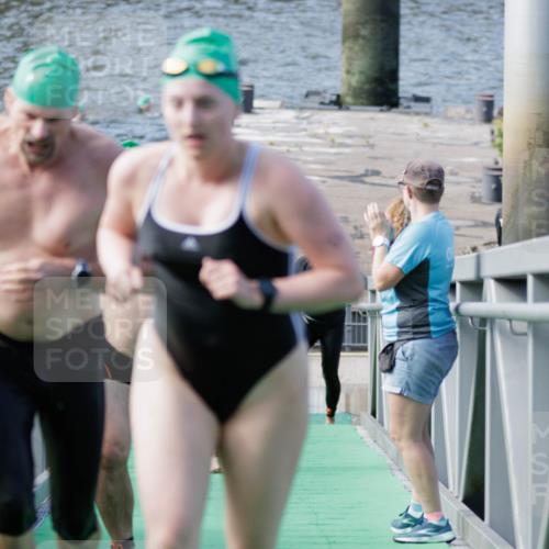 10.08.2025 - GEWOBA Citytriathlon Bremen H.Heesch http://msf.ph/oto/8552438 10.08.2025 10:29:02 Schwimmen 11, 37, 39, 77, 79, 167, 177, 195 meine-sportfotos.de