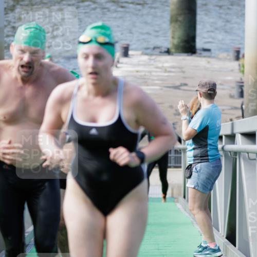 10.08.2025 - GEWOBA Citytriathlon Bremen H.Heesch http://msf.ph/oto/8552440 10.08.2025 10:29:02 Schwimmen 11, 37, 39, 77, 79, 167, 177, 195 meine-sportfotos.de