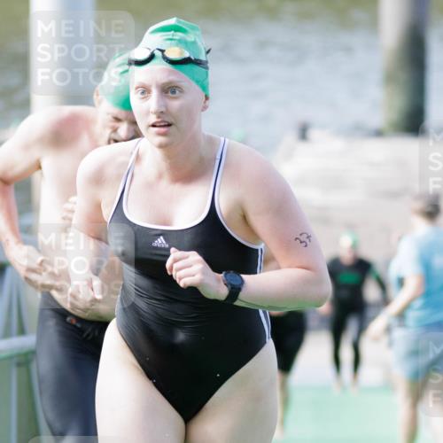 10.08.2025 - GEWOBA Citytriathlon Bremen H.Heesch http://msf.ph/oto/8552445 10.08.2025 10:29:03 Schwimmen 11, 37, 39, 77, 79, 167, 177, 195 meine-sportfotos.de