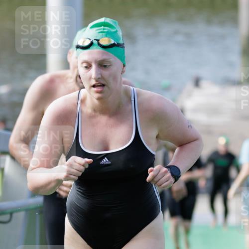 10.08.2025 - GEWOBA Citytriathlon Bremen H.Heesch http://msf.ph/oto/8552450 10.08.2025 10:29:03 Schwimmen 11, 37, 39, 77, 79, 167, 177, 195 meine-sportfotos.de