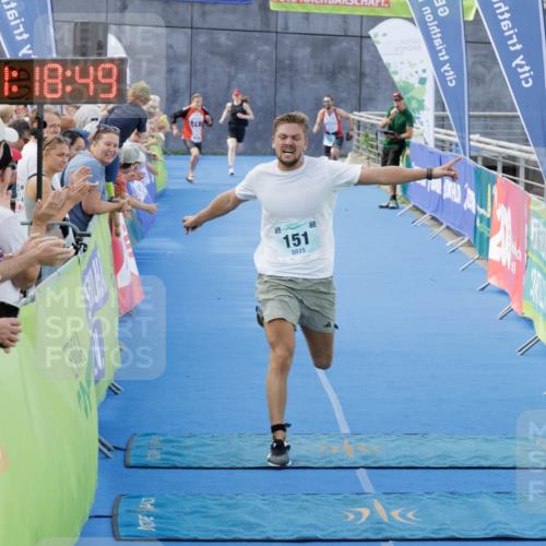 10.08.2025 - GEWOBA Citytriathlon Bremen H.Heesch http://msf.ph/oto/8552487 10.08.2025 11:22:31 Ziel 121, 151, 153 meine-sportfotos.de