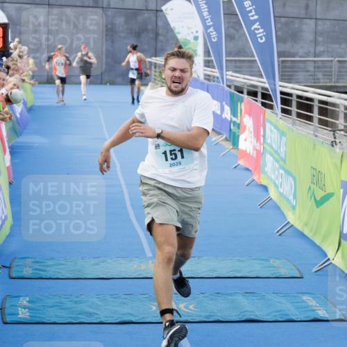 10.08.2025 - GEWOBA Citytriathlon Bremen H.Heesch http://msf.ph/oto/8552490 10.08.2025 11:22:32 Ziel 121, 151 meine-sportfotos.de