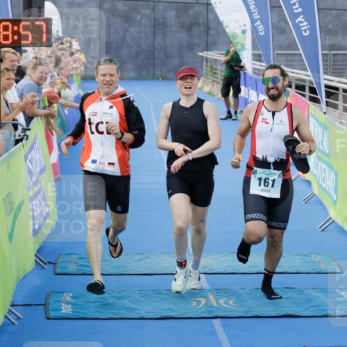 10.08.2025 - GEWOBA Citytriathlon Bremen H.Heesch http://msf.ph/oto/8552499 10.08.2025 11:22:39 Ziel 151, 161 meine-sportfotos.de
